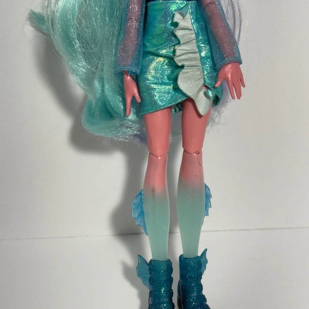 Monster High Lagoona Blue Skulltimate Secrets Fearidescent w Coffin Case